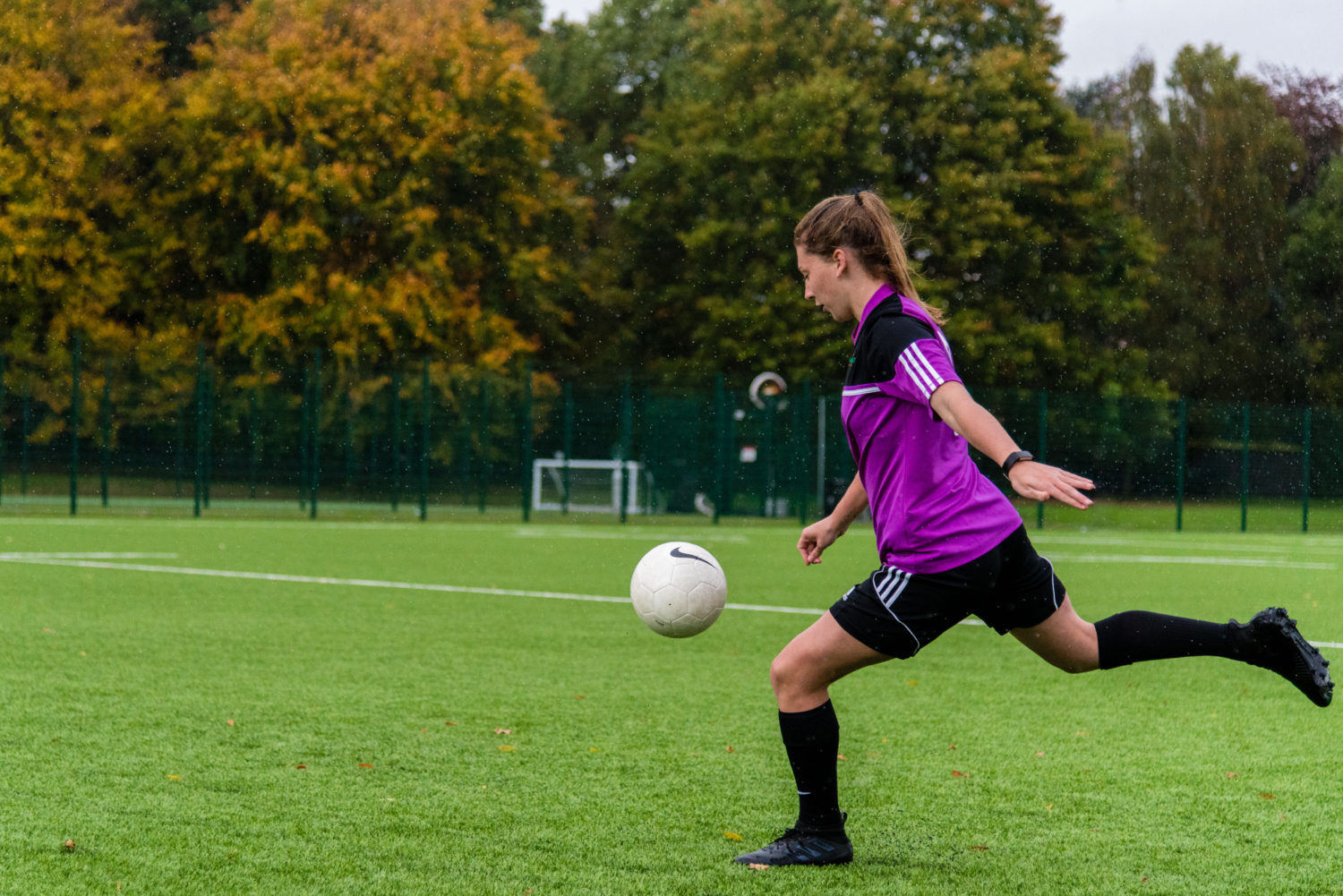 Sport jonli. Холланд Football playing. Play Football. She's playing Football картинка. Gallagher playing Football.